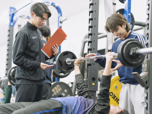 人間科学部 スポーツ行動学科 健康・スポーツ分野 健康とスポーツの学びを通して、指導者の各種資格取得を目指す