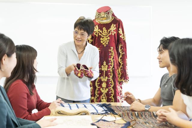 国際教養学部 国際コミュニケーション学科 「語学の学びを軸に、専門性を磨く」