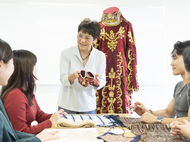 国際教養学部 国際コミュニケーション学科 「語学の学びを軸に、専門性を磨く」