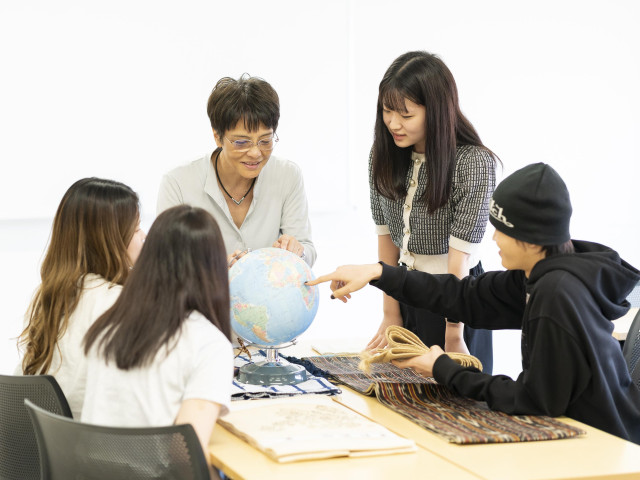 国際教養学部 国際コミュニケーション学科 国際社会・多文化の理解分野 世界の文化と社会を知り、視野を広げる