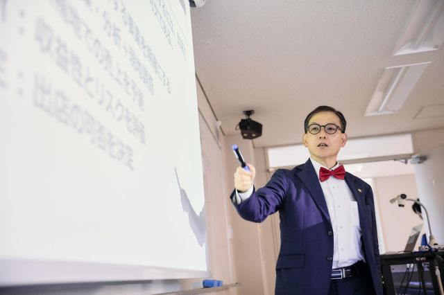 国際教養学部 国際コミュニケーション学科 国際ビジネス分野 ビジネスの知識を体系的に学びビジネス感覚を磨く