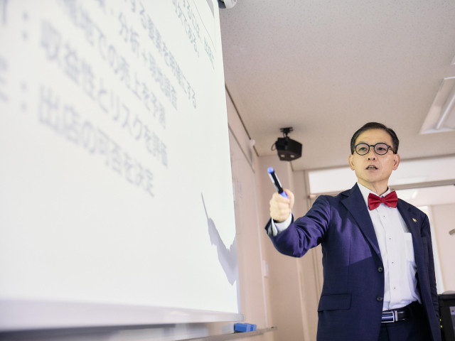 国際教養学部 国際コミュニケーション学科 国際ビジネス分野 ビジネスの知識を体系的に学びビジネス感覚を磨く