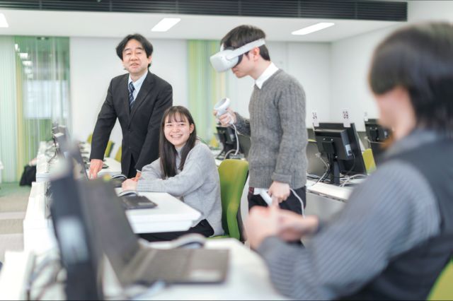 国際教養学部 国際コミュニケーション学科 ICT分野 ビジネスで活用できる技術を身につけ人工知能など最先端の知識を学ぶ