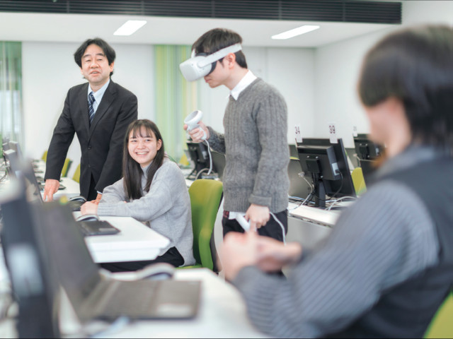 国際教養学部 国際コミュニケーション学科 ICT分野 ビジネスで活用できる技術を身につけ人工知能など最先端の知識を学ぶ