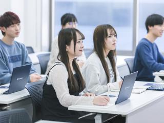 １人１台、最新のノートPCを無償貸与。卒業時にはそのままプレゼント！