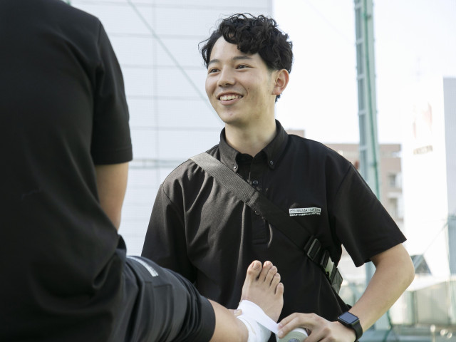 アスレティックトレーナー科（日本スポーツ協会公認アスレティックトレーナー（JSPO-AT）承認校） プロスポーツチーム・学内トレーニングジムでの実習で実践力を身につけ、憧れのアスレティックトレーナーになろう！