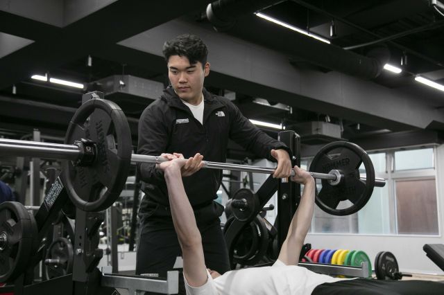 スポーツトレーナー科 自分の興味に合わせて選べる2コース制で、スポーツインストラクターの基礎が身につきます。