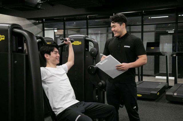 スポーツトレーナー科 トレーナー・インストラクターコース お客様一人ひとりに合わせたトレーニングのサポートを行えるよう、知識・スキルを幅広く身につけます。