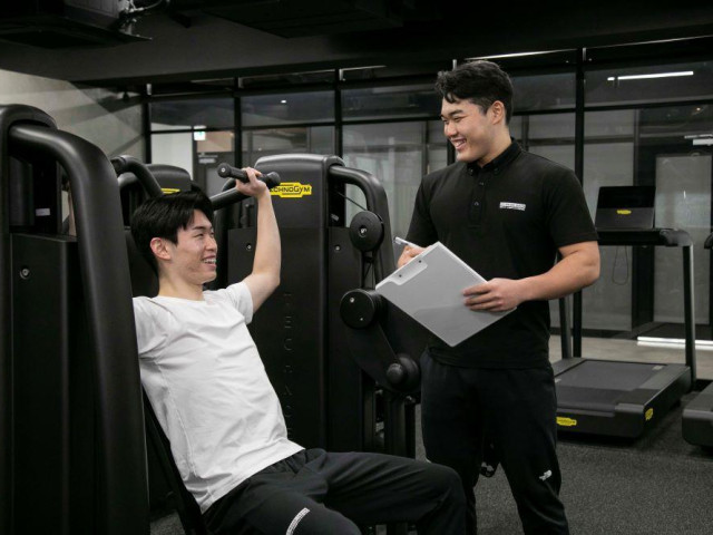 スポーツトレーナー科 トレーナー・インストラクターコース お客様一人ひとりに合わせたトレーニングのサポートを行えるよう、知識・スキルを幅広く身につけます。