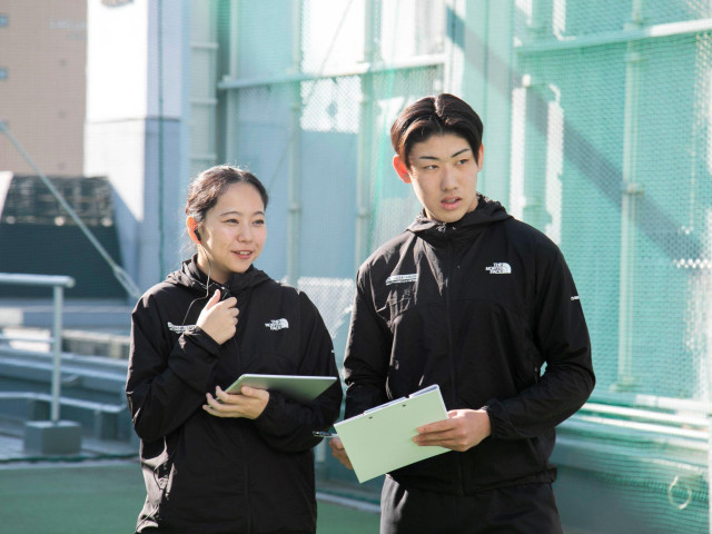 スポーツビジネス・レジャー科 スポーツチームやスポーツ関連企業での実習で実践的なスキルが身につく。 スポーツやアウトドアレジャーの魅力を幅広く伝えられるスタッフを目指します。