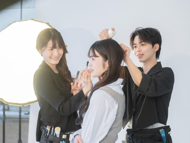 ヘアメイク・アイデザイン科（厚生労働大臣指定 美容師養成施設） 充実したヘアメイク、アイデザインの授業に加えて、　　　2年間で美容師免許の取得を目指す！
