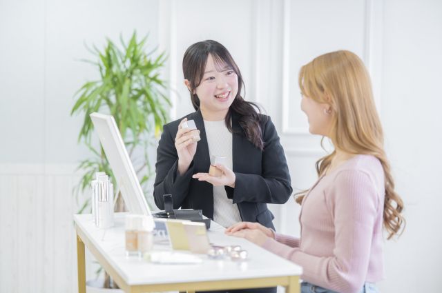 ビューティーコーディネート科 メイクアップコース 最先端のメイクアップ技術を学び、ビューティーアドバイザーや、メイクアップアーティストを目指します。