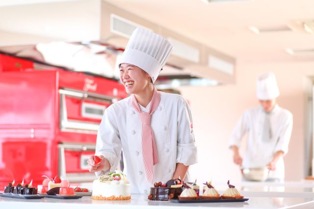 パティシエ学科 確実な技術を身につけ、現場で活躍するパティシエ・ブランジェになる