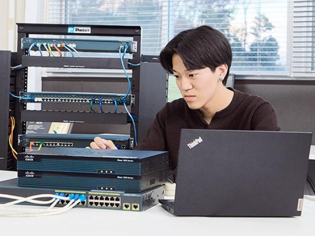 情報システム学科 ネットワークセキュリティコース（2年制） Web上で動作するシステムを構築