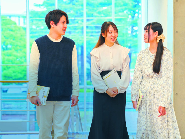 総合福祉学部 社会福祉学科 社会福祉士や精神保健福祉士をめざして、児童福祉、高齢者福祉、介護保険制度など社会福祉全般を学ぶ。