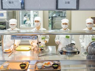 最先端の衛生管理システムで給食
