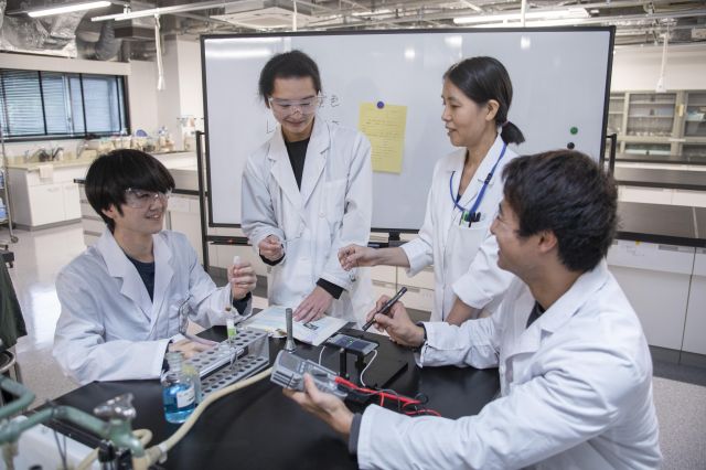 工学部 環境応用化学課程 「応用化学」「環境学」を体系的に学び、 持続可能な社会の実現に挑戦！