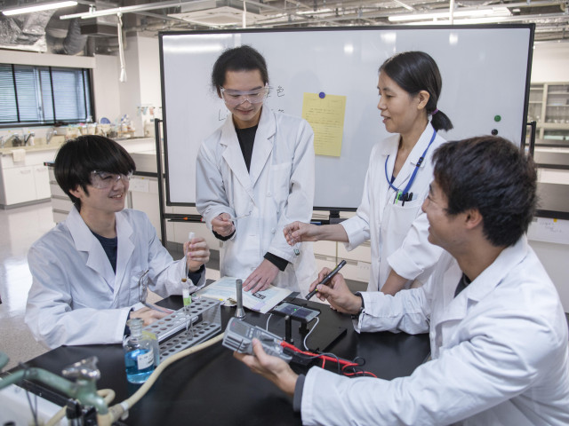 工学部 環境応用化学課程 「応用化学」「環境学」を体系的に学び、 持続可能な社会の実現に挑戦！