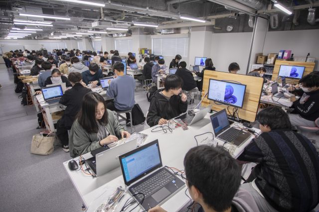 工学部 情報通信工学課程 世界を切り拓くInformation×Communication！ハードウェア・ソフトウェア両分野の専門知識を獲得！