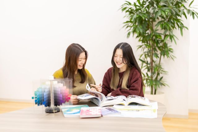 クリエイティブデザイン学科 グラフィックデザイン専攻 専門性を高めるカリキュラムで、 発想力や表現力を伸ばします。