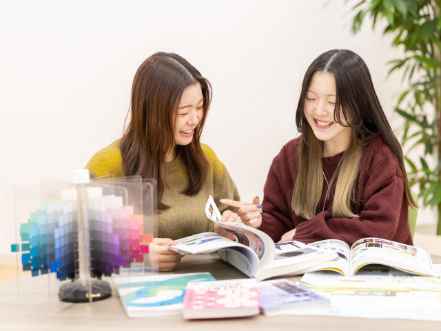 クリエイティブデザイン学科 グラフィックデザイン専攻 専門性を高めるカリキュラムで、 発想力や表現力を伸ばします。