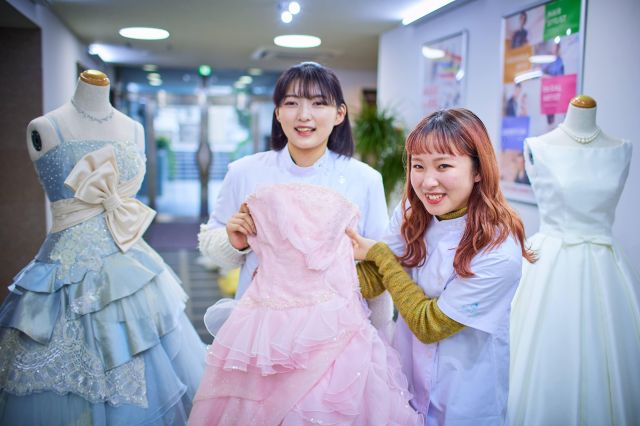 専門課程・美容科（ヘアカット・ヘアアレンジ・メイク・ネイル・マツエクの選択できる授業が特徴） たくさんの美容テクニックをセレクトできる自分だけのカリキュラムが学べるのがマリーの特徴