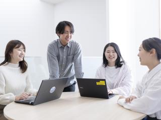 落ち着いた雰囲気の学生ホール