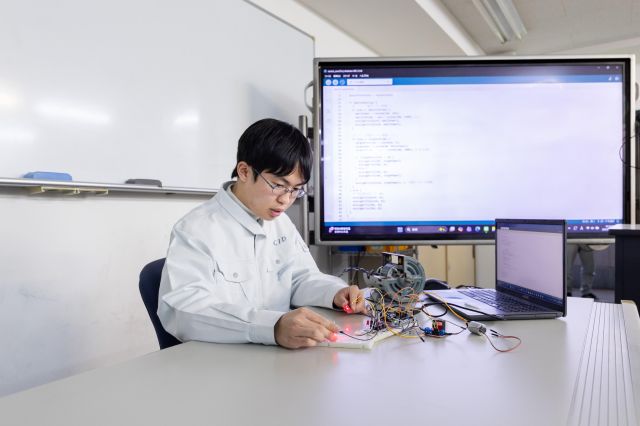 電気通信学科 電気工学研究専攻（2年＋1年制）（※本校の電気工事士専攻(2年制)を修了した方のみ、進級することが出来ます。） �年間の学習に加え、さらに難易度の高い上位資格を目指す!