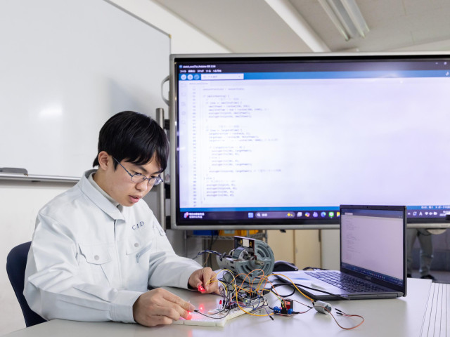 電気通信学科 電気工学研究専攻（2年＋1年制）（※本校の電気工事士専攻(2年制)を修了した方のみ、進級することが出来ます。） �年間の学習に加え、さらに難易度の高い上位資格を目指す!
