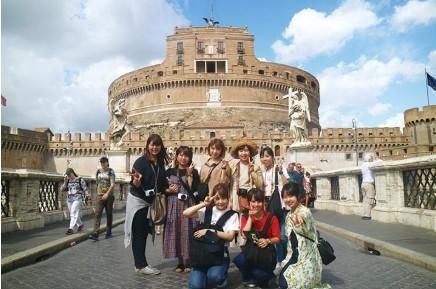 人文学部 現代文化学科 自分らしく社会で生きていくために、 多様な「文化」に触れて、気づきと問題解決する力を身につける。