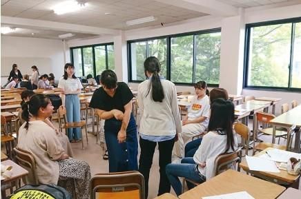 人間関係学部 子ども発達学科 「子ども学」の学びを基盤に、子どものこころに寄り添い、 子どもの育ちを支援する専門家を目指します。