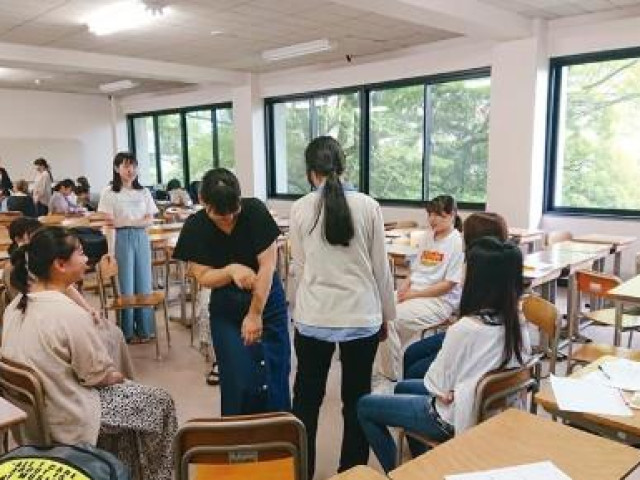 人間関係学部 子ども発達学科 「子ども学」の学びを基盤に、子どものこころに寄り添い、 子どもの育ちを支援する専門家を目指します。