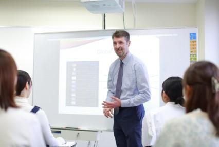 国際キャリア学部 国際英語学科 Aim High! Fly High! 英語力を磨き、多様化する社会に貢献できる人に！