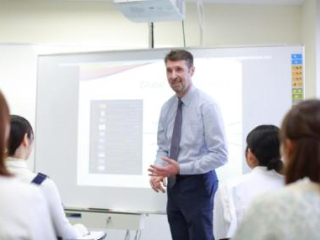 国際キャリア学部 国際英語学科 Aim High! Fly High! 英語力を磨き、多様化する社会に貢献できる人に！