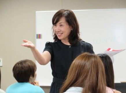 国際キャリア学部 国際キャリア学科 経済界とつながり、世界とつながる仕事で 活躍する女性を育成します。