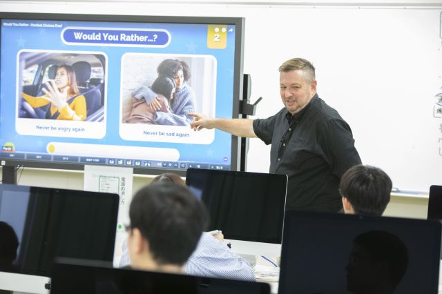 人文学部人文学科 グローバル英語コース 「英語を話す」から「英語で話す」　　人生に役立つ知識や考え方を養う。