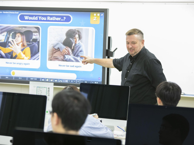 人文学部人文学科 グローバル英語コース 「英語を話す」から「英語で話す」　　人生に役立つ知識や考え方を養う。
