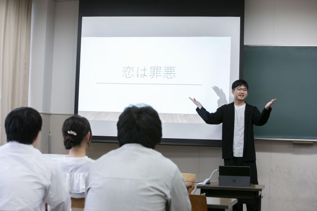 人文学部人文学科 教員養成コース “人文学部の教員養成課程”ならではの強みで、現役での教員採用試験の合格を目指す！