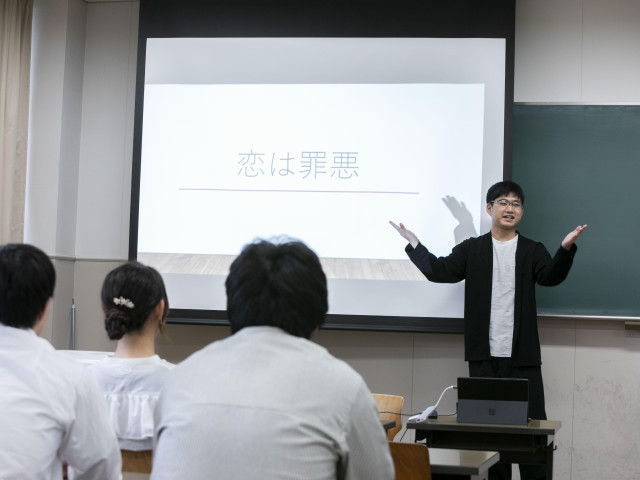 人文学部人文学科 教員養成コース “人文学部の教員養成課程”ならではの強みで、現役での教員採用試験の合格を目指す！