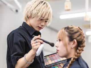 美容科実習風景