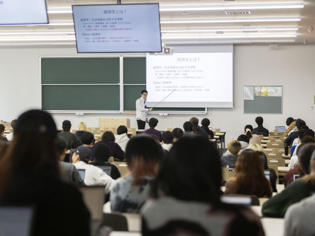 経済学部 グローバルな視野で経済を学び、あらゆる分野での活躍を目指す