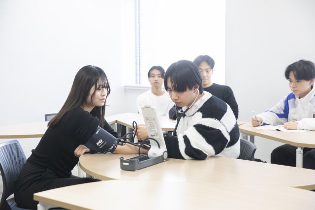 人間科学部 人間科学科 私たちが直面するさまざまな問題に向き合い解決する、総合的な人間力を身に付ける