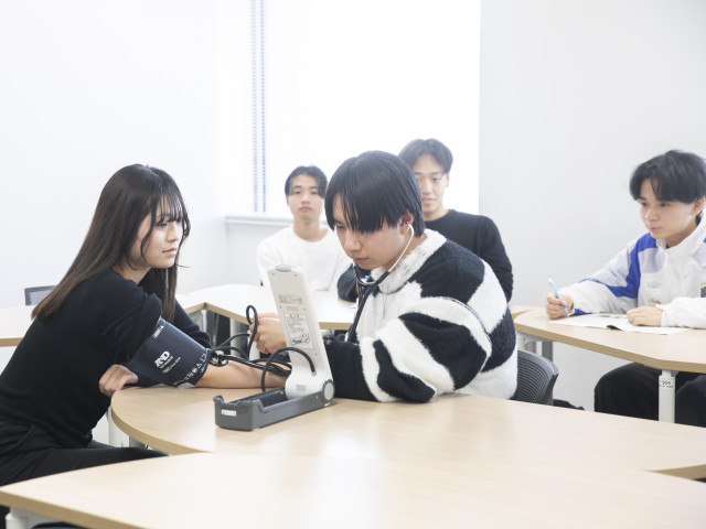人間科学部 人間科学科 私たちが直面するさまざまな問題に向き合い解決する、総合的な人間力を身に付ける