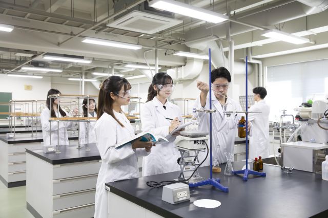 薬学部 薬学科 高度な専門知識と、豊かな人間力を兼ね備えた医療人を目指す