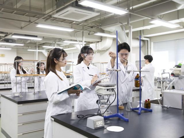 薬学部 薬学科 高度な専門知識と、豊かな人間力を兼ね備えた医療人を目指す