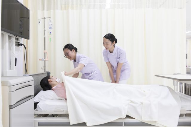 看護学部 総合大学ならではの環境で、豊かな人間性と高い専門性を兼ね備えた看護師を目指す