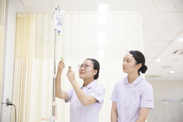 看護学部 看護学科 人々の心に寄り添える豊かな人間性と、高い専門スキルを兼ね備えた看護職者を育成