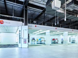 他校に類を見ない 圧倒的な設備を備えた広大な整備実習場