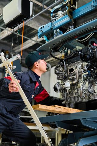 一級自動車整備学科 一級自動車整備士コース 4年間という期間をフルに活用し、クルマの基礎から最新技術まで学ぶ。