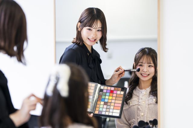 トータルビューティ学科 ビューティアドバイザーコース（美容部員育成コース） 全国でもめずらしい「美容部員育成コース」